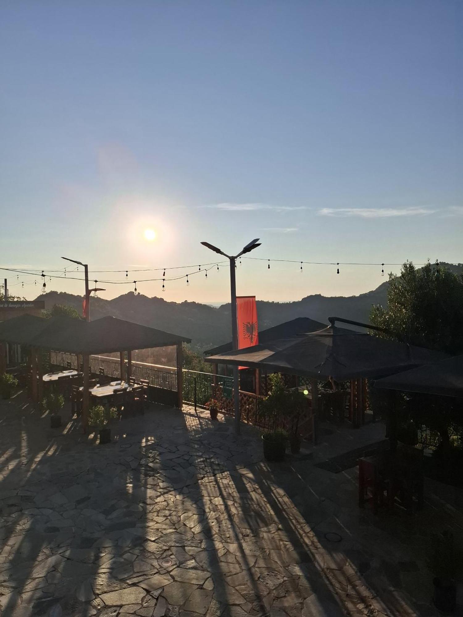 Keshtjella Xhabeqos Hotel Laknas Luaran gambar