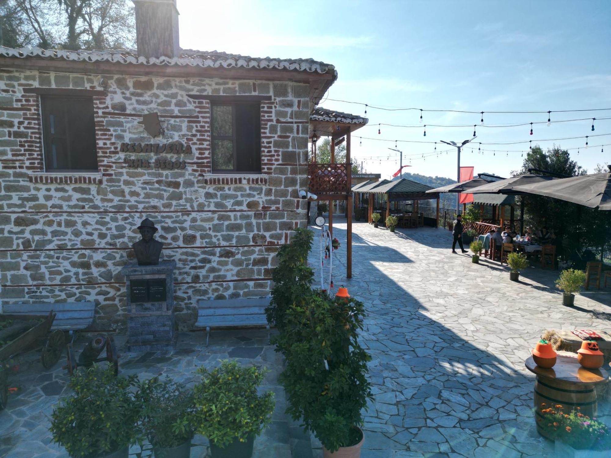 Keshtjella Xhabeqos Hotel Laknas Luaran gambar