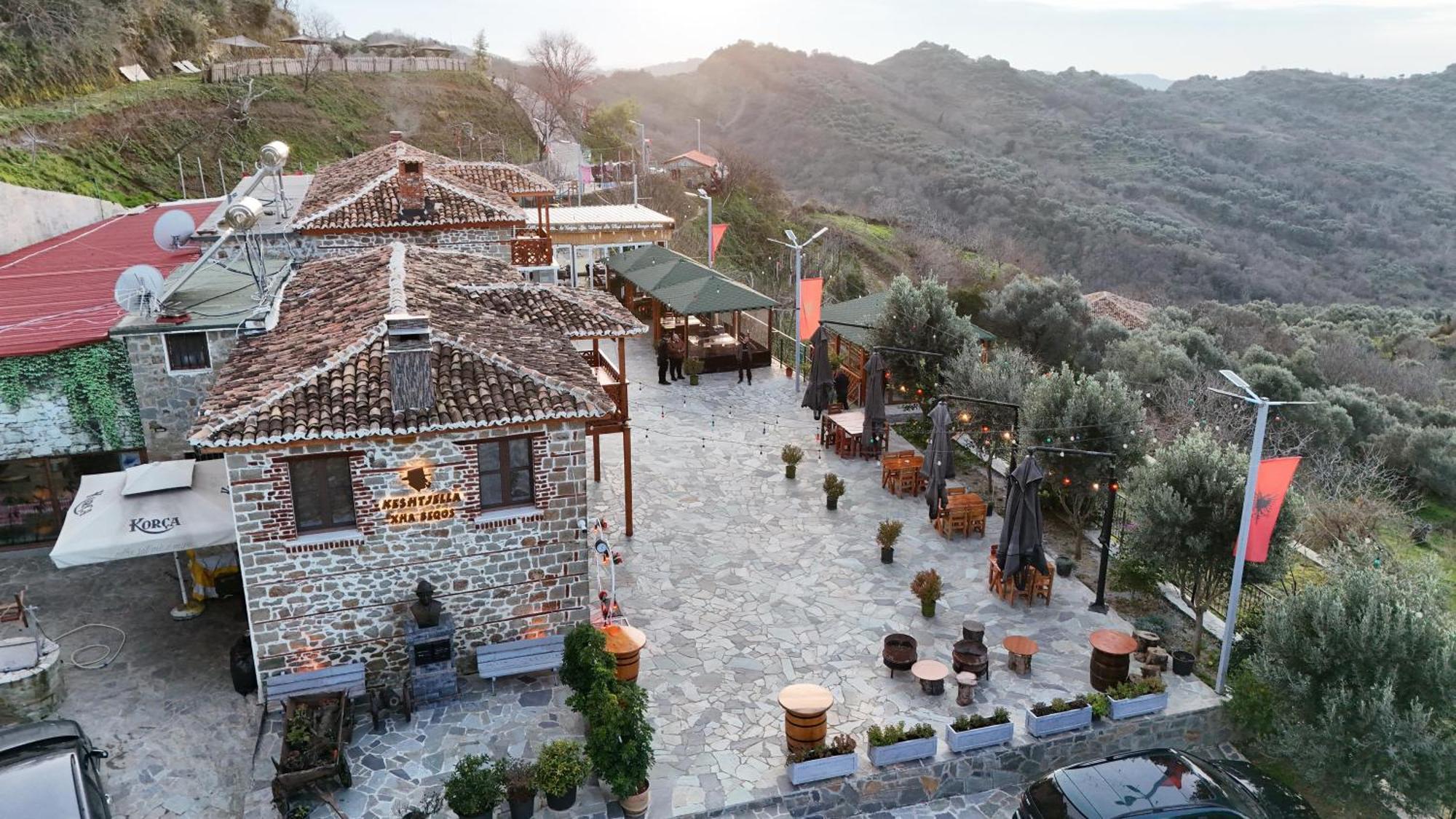 Keshtjella Xhabeqos Hotel Laknas Luaran gambar