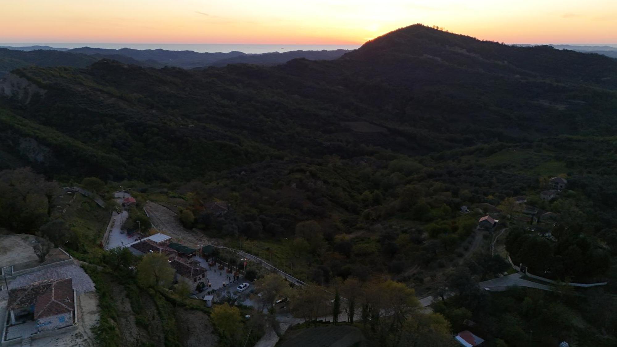 Keshtjella Xhabeqos Hotel Laknas Luaran gambar
